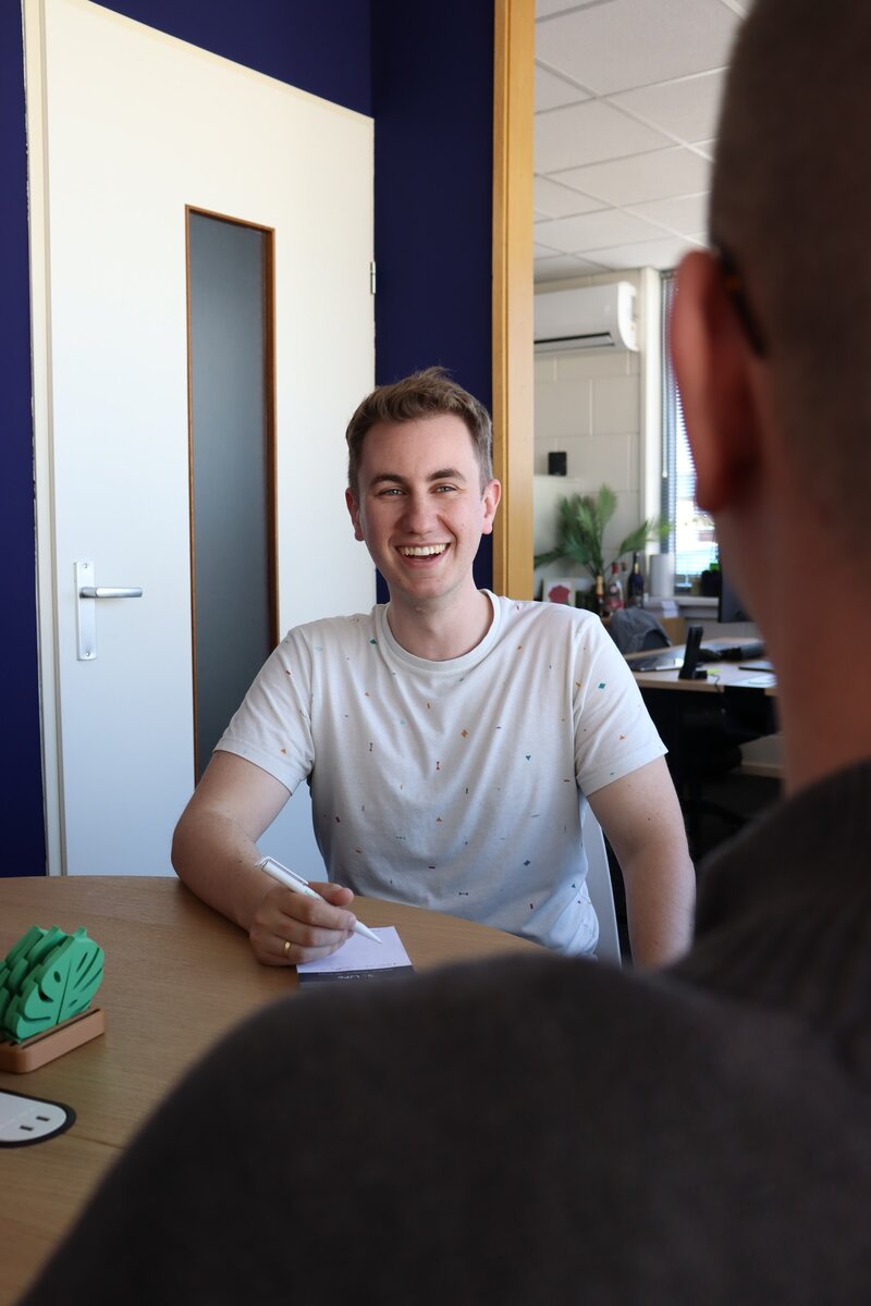 Lars Jansen talking with a customer