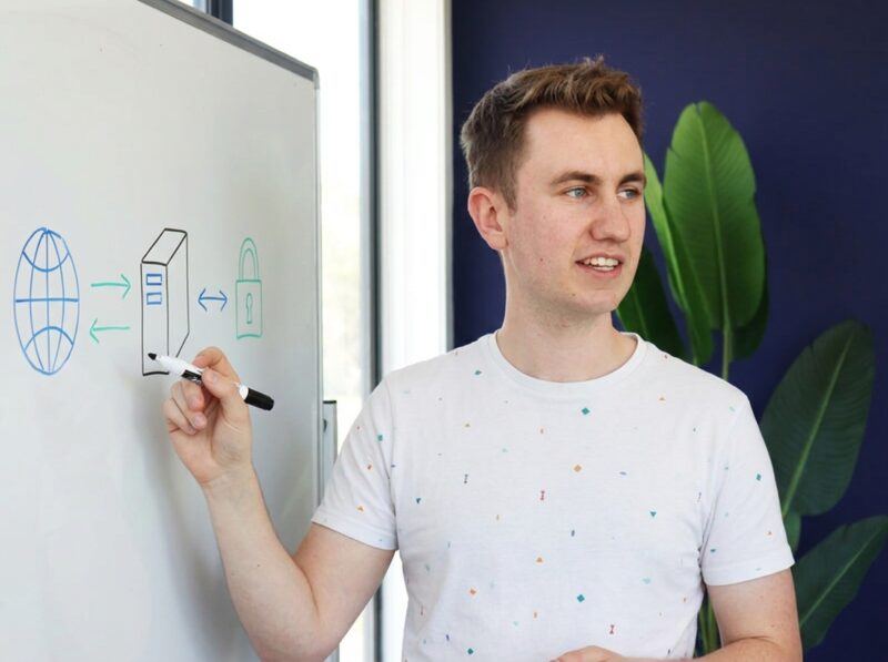 Lars explaining hosting concepts at a whiteboard